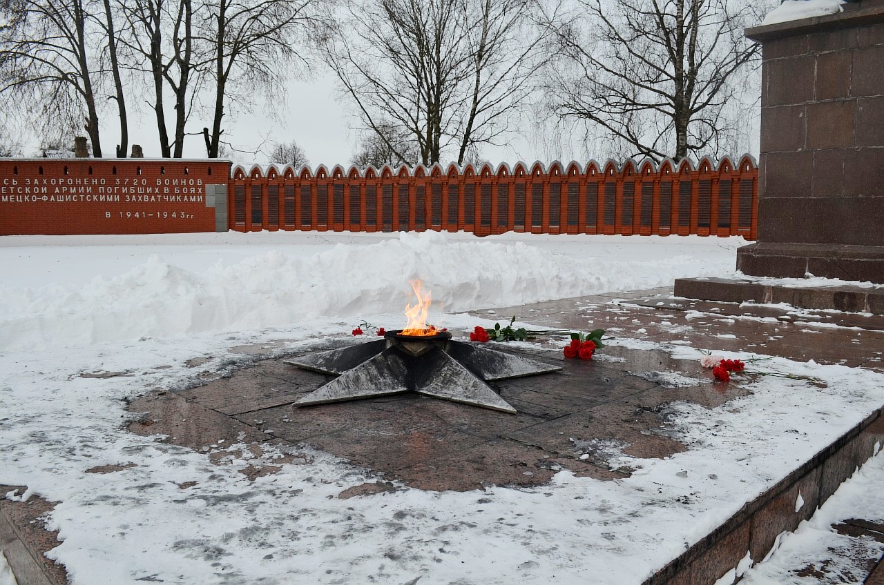 5 рп смоленск. Мемориал в г. Ярцево Смоленская. Ярцевский район Смоленской области. Возложение цветов к мемориалу. Открытие вечного огня в Смоленской области Ярцевский район.