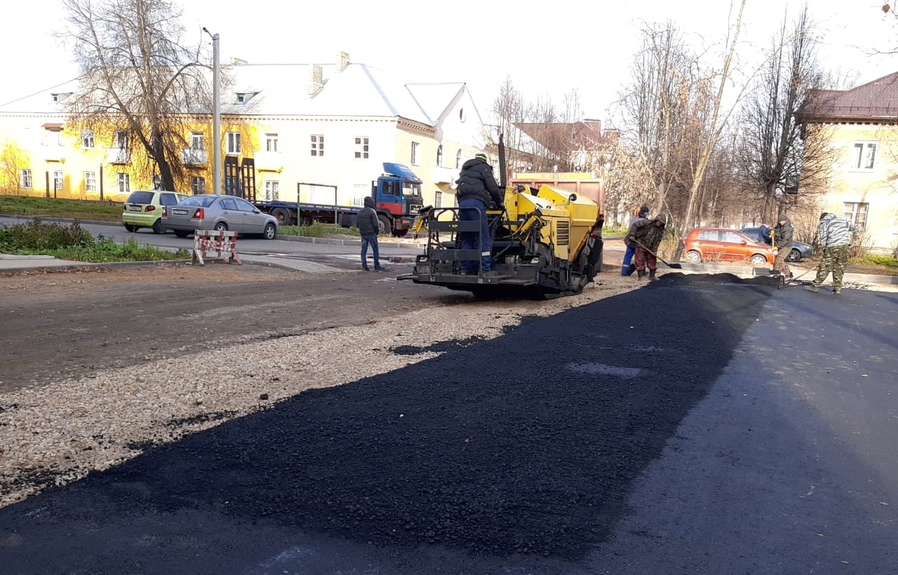 На дворовой территории д.№26А по ул. Максима Горького продолжаются  ремонтные работы