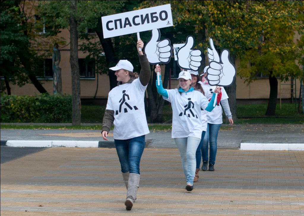 Подработка пешеходом. Пешеход Узбекистан. Футболка пешеход. "Пешеходы" команда одежда. Одежда для молодежи с принтом пешехода.