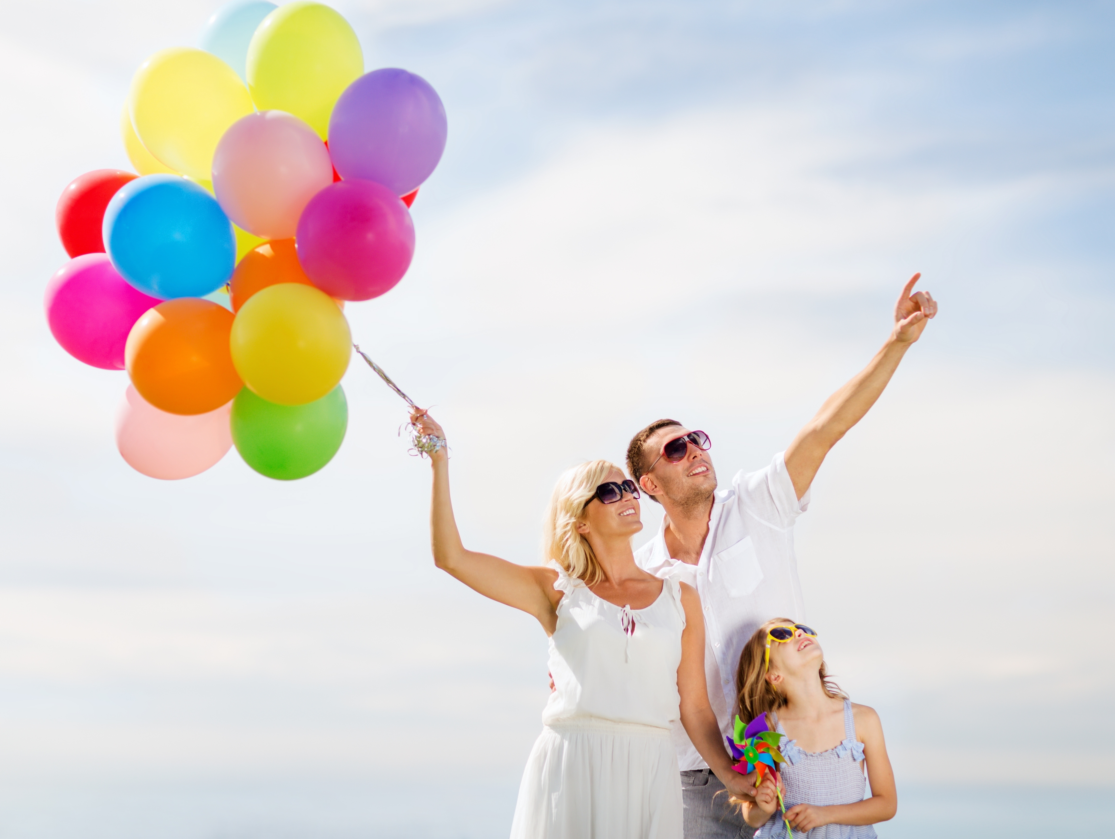 Жизнь счастливая была 7. Счастливая семья праздник. Фотосессия с воздушными шарами. Семья с шарами. Счастливый ребенок.