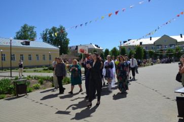 для выпускников Ярцевского района прозвенел общегородской «Последний звонок» - фото - 10