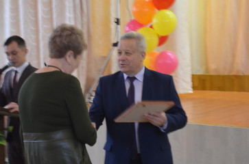 владимир Макаров поздравил педагогов и ветеранов сферы образования с профессиональным праздником - фото - 7