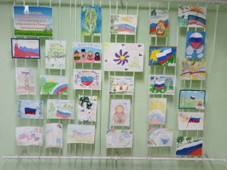 выставка рисунков ко Дню России - фото - 1