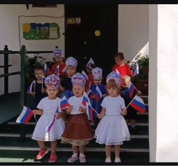 триколор ЕДИНСТВА: как в детских садах города Ярцево отметили День Государственного флага России - фото - 11