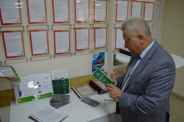 глава района Владимир Макаров посетил агитационные пункты по отбору контрактников - фото - 5
