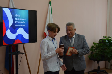 владимир Макаров вручил паспорта юным жителям Ярцевского района - фото - 4